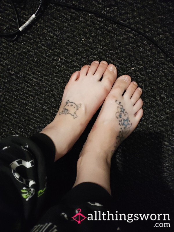 A Set Of Feet Pictures