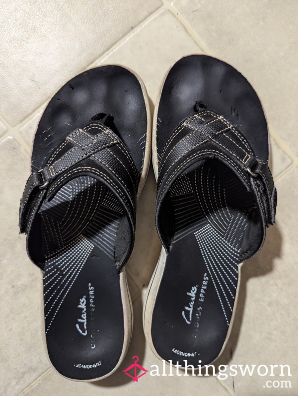 Black And White Clarks Cloudsteppers Cushion Soft Flip Flops