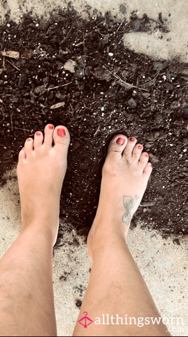 💥Cute Little Feet Playing In The Dirt💥