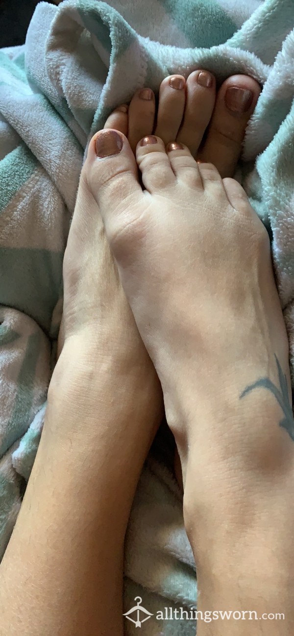 Get Under These Sexy Sweaty Feet 🦶🏼