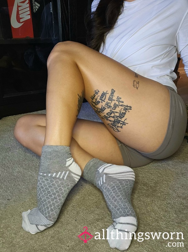 Grey & White Socks Short Ankle Socks Striped Mixed Pattern Pet*te Small Slender Arched Asian Japanese Feet Athletic Tattooed Fitness Model