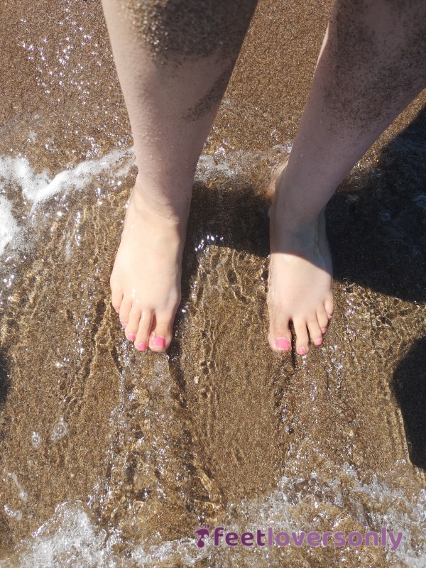 On The Beach, Legs And Feet 🏖️👣