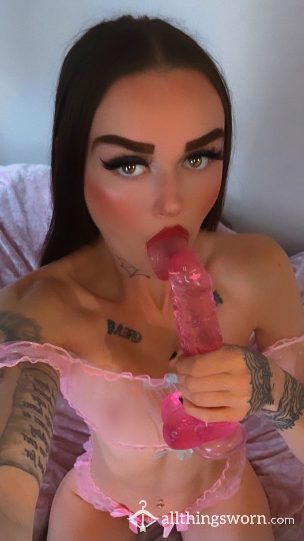 Pet*te Teen Sucks Huge Di**o 💋💦