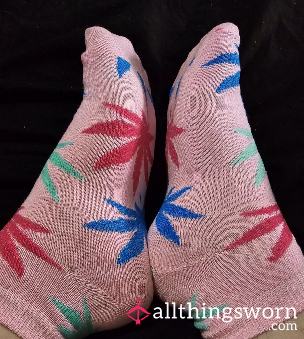 BBW Pink Ankle Socks With Colorful Weed Leaves