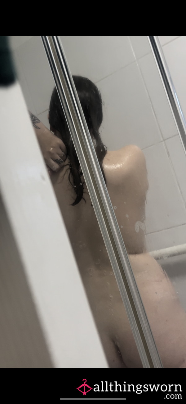 Real - Spying On My Girlfriend Showering