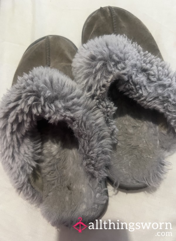 Stinky Fluffy Slippers With A Custom Clip😈