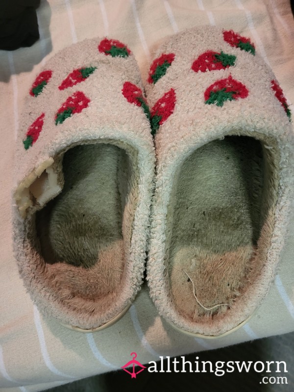 Well Worn Well Loved Strawberry Slippers Size 10 - 10 Saves