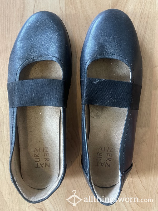 Used Smelly  Black Naturalizer Flats