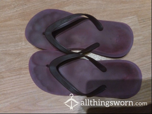 Well Used Flip-flops, Size S (5-6)