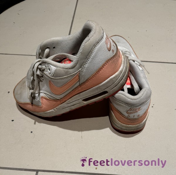 Well-worn Dirty Nike Sneakers😮‍💨