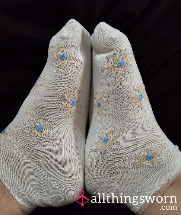 BBW White Ankle Socks With Blue Flowers And Lace Ruffle Cuff